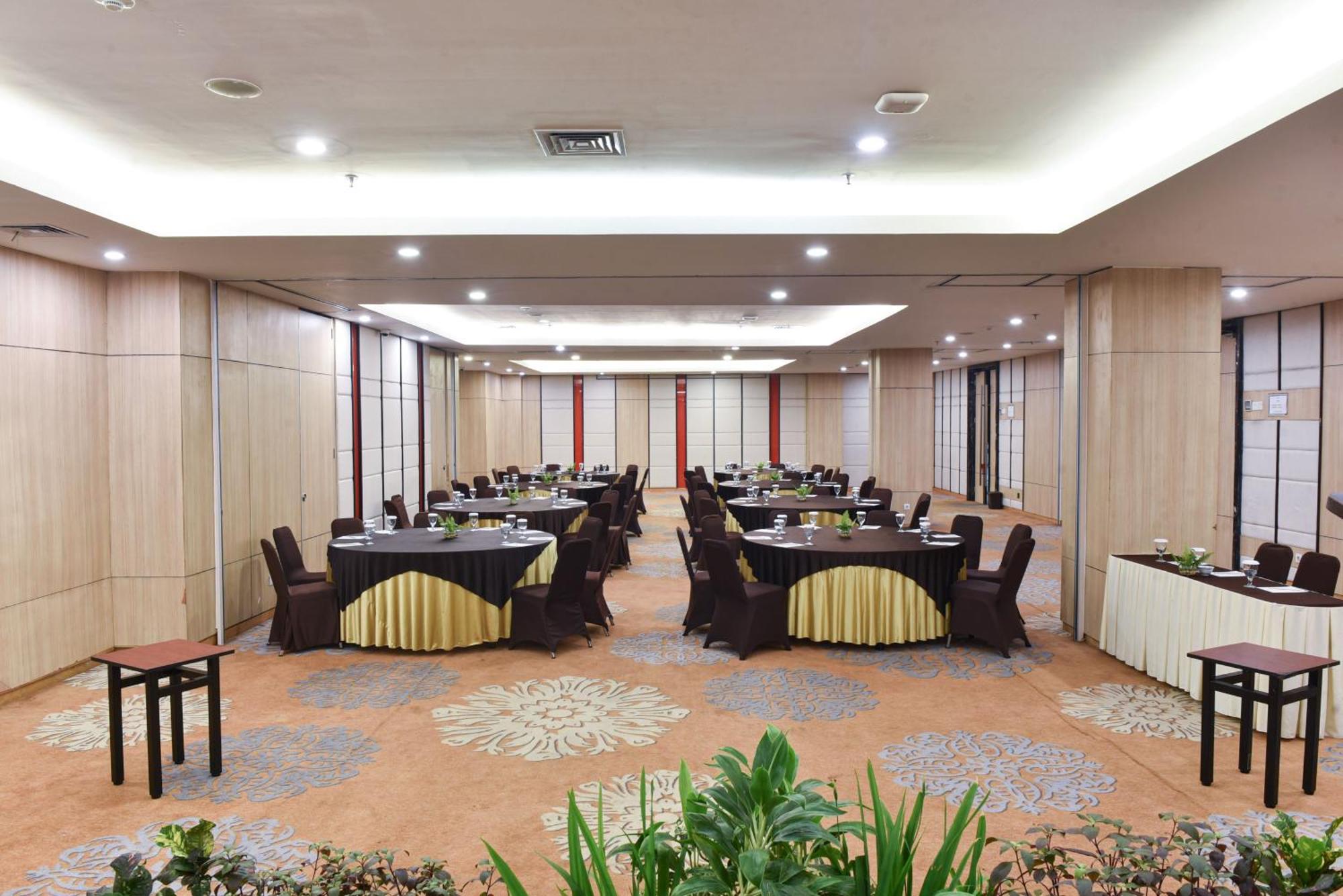 Hotel Santika Mega City Bekasi Esterno foto