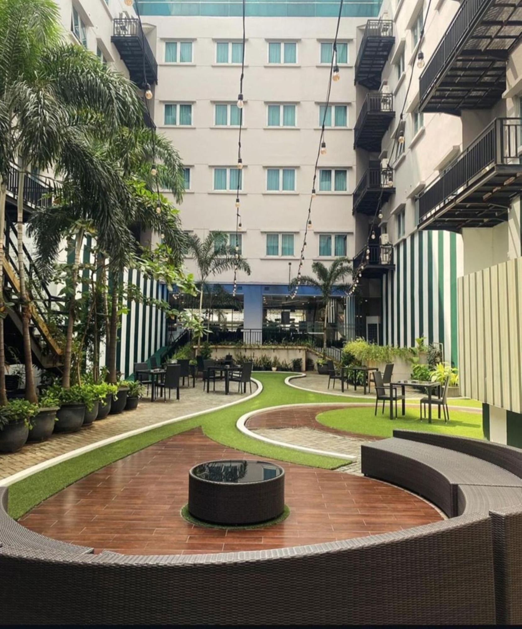 Hotel Santika Mega City Bekasi Esterno foto